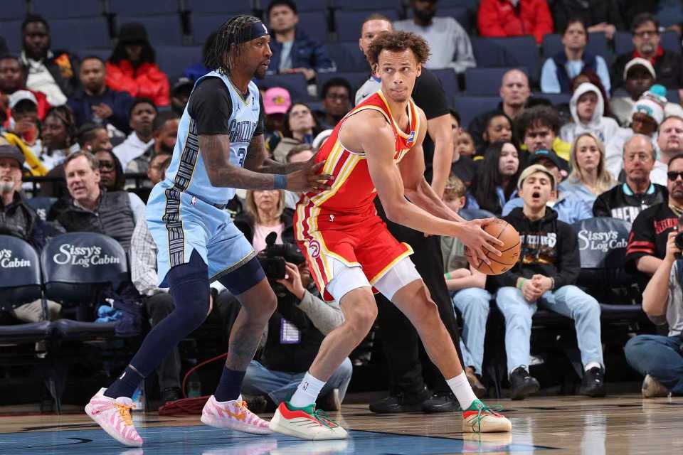 BB体育娱乐-老鹰险胜灰熊终结4连败：杰伦32+15+8 莫兰特23+12丢绝杀